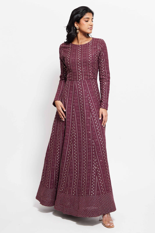 The Samud Anarkali is a lucknowi anarkali with a high neck sleeved bodice and a flowing waistline with a net dupatta.