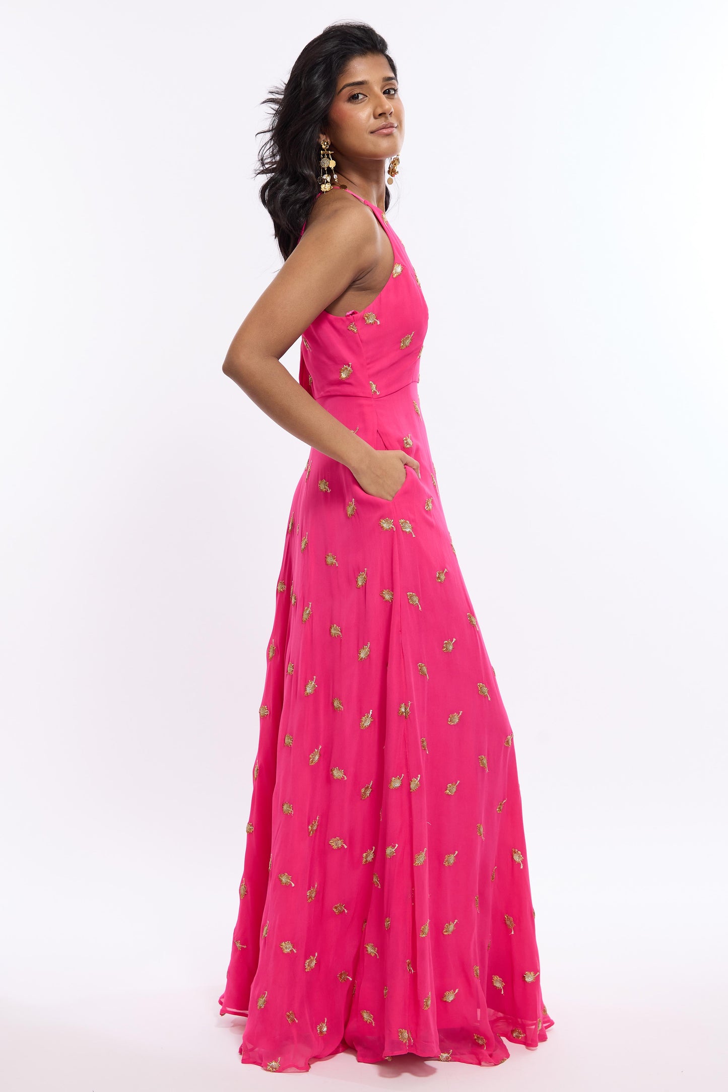 Nila Anarkali has a halter neck-cut, bodice, flowing waistline, and is paired with a contrasting silk crepe dupatta.