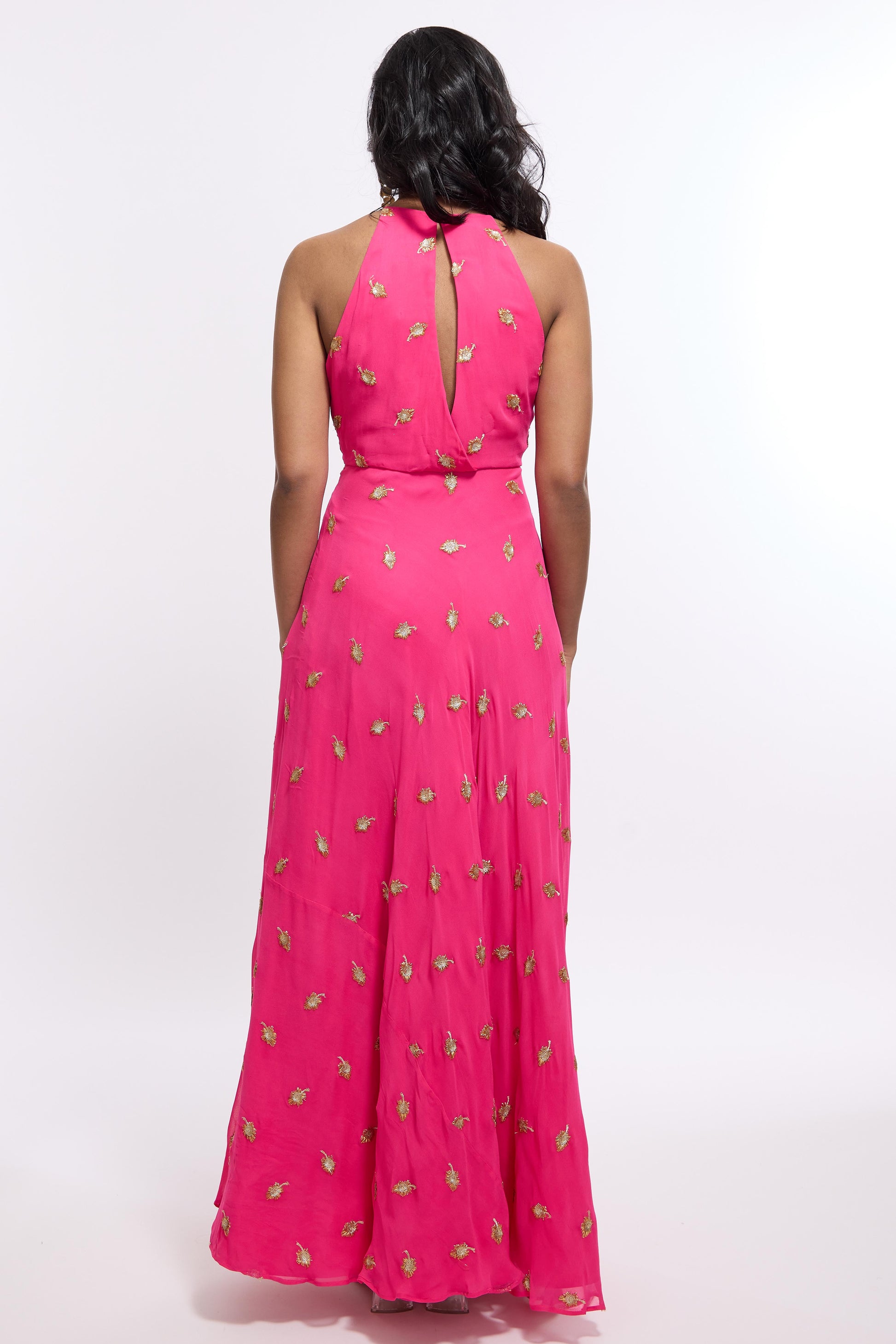 Nila Anarkali has a halter neck-cut, bodice, flowing waistline, and is paired with a contrasting silk crepe dupatta.