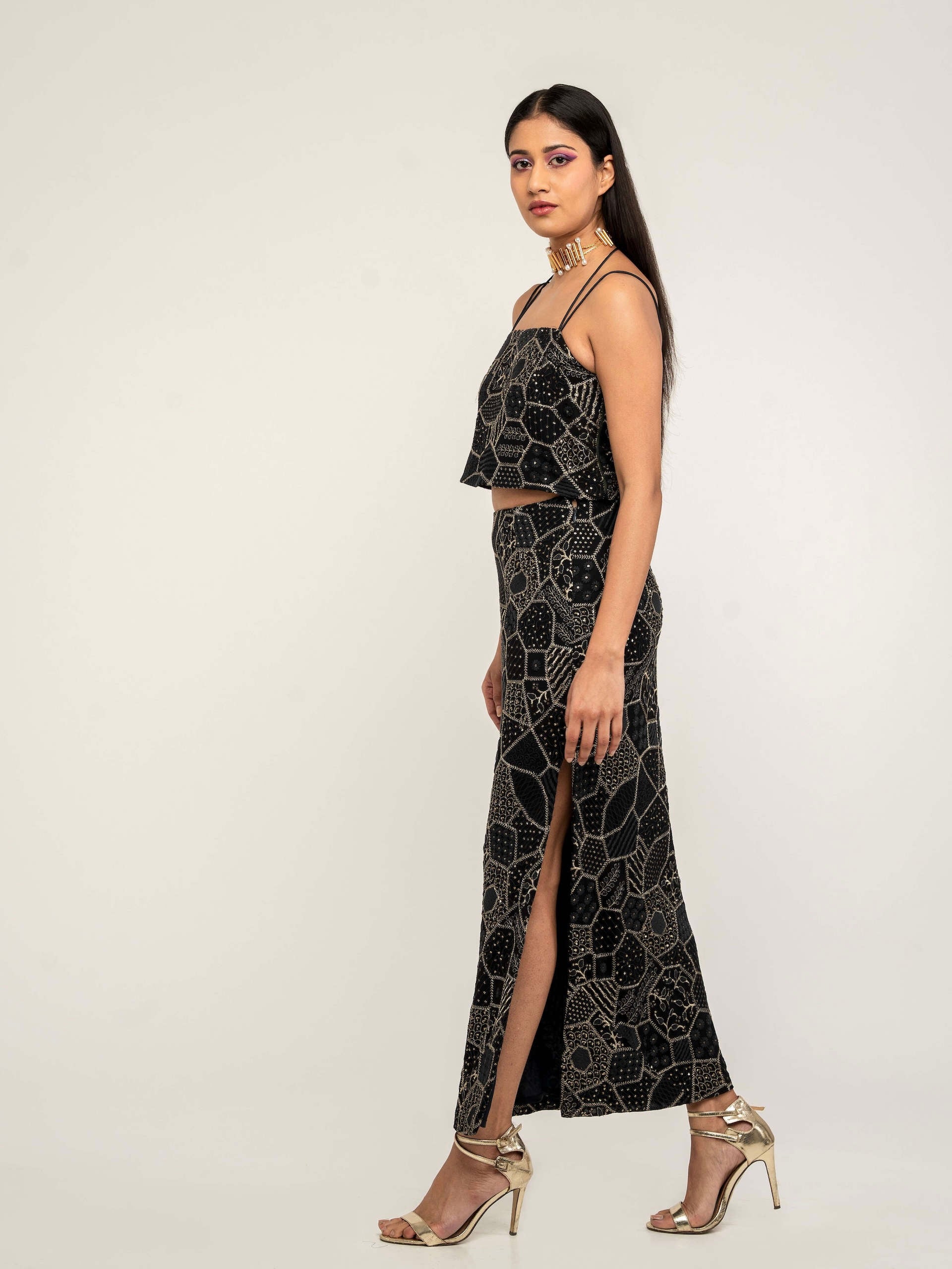 The Amara consists of a high-waisted, elastic waistband skirt with a spaghetti-strapped blouse and a skinny dupatta.  